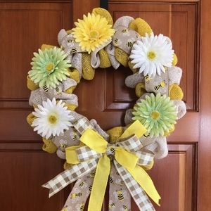 Spring Burlap Bee Daisy Wreath 14"